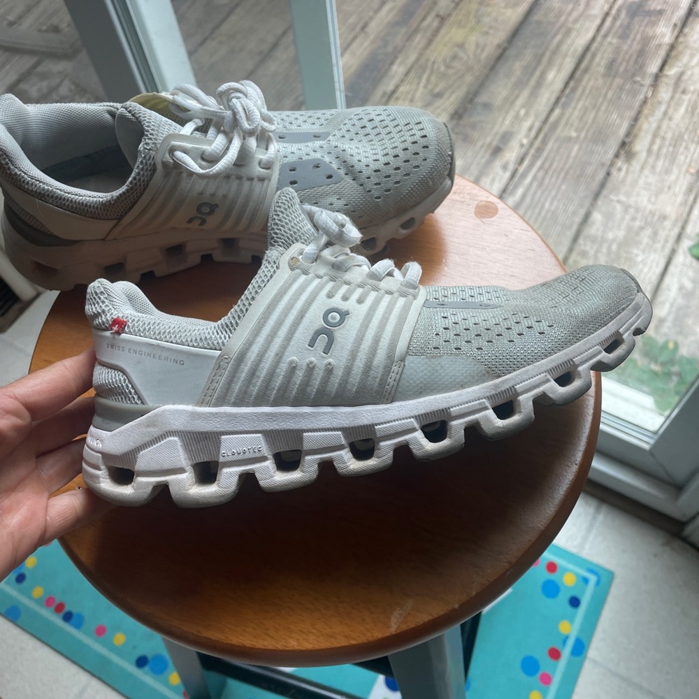 On Cloudswift Women's Running Shoe
Sneaker in Glacier/White Size 5.5